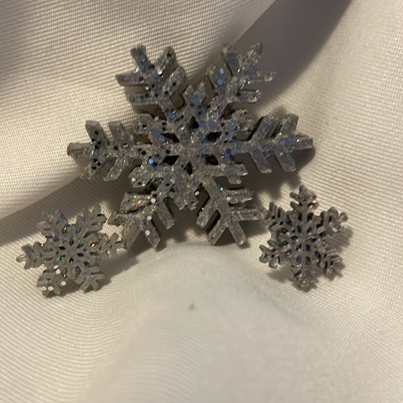 3/15 Handmade 3D Printed Sparkly Silver Snowflake Brooch & Earrings Holiday Set - Picture 2 of 3